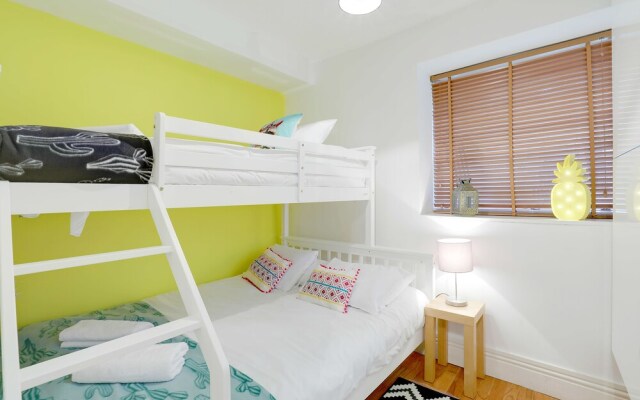 Brighton Getaways-Seaside Patio Apt