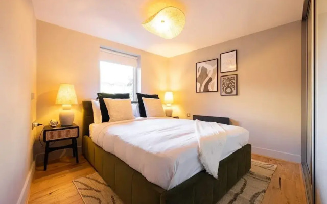 The Crystal Quarters - Modern & Bright 2BDR Apartment
