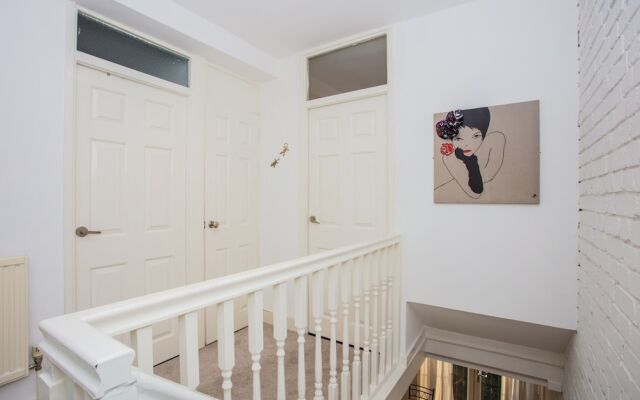 2 Bedroom Flat In Stepney Green