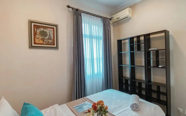 Spacious And Modern Look 3Br Bellezza Apartment
