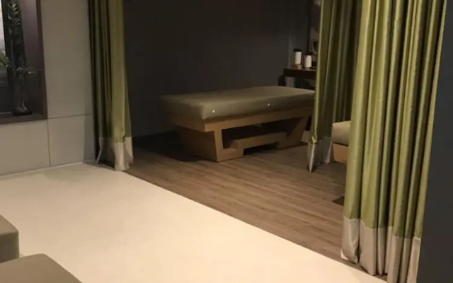 Luxury Upscale Retreat in Uptown Bgc, Metro Manila