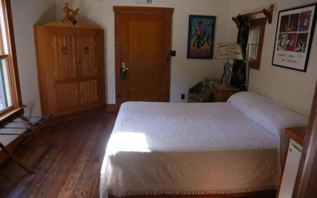 Hibiscus Coffee & Guesthouse