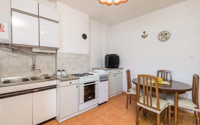 Beautiful Home in Prizna With 2 Bedrooms and Wifi