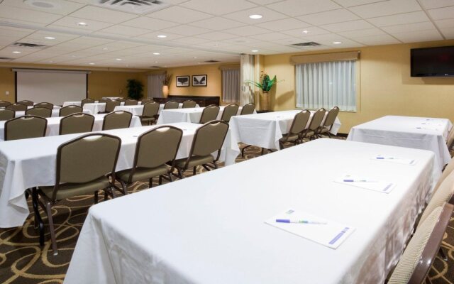 Holiday Inn Express Hotel & Suites Rogers by IHG