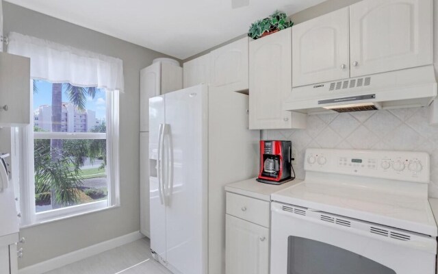 Bright Condo in Community With Pool/steps to Beach