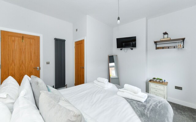 Long Eaton Modern 4bed House