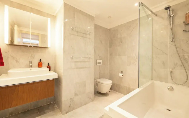 Paddington 7-bed 13-guest Massive House W/patio