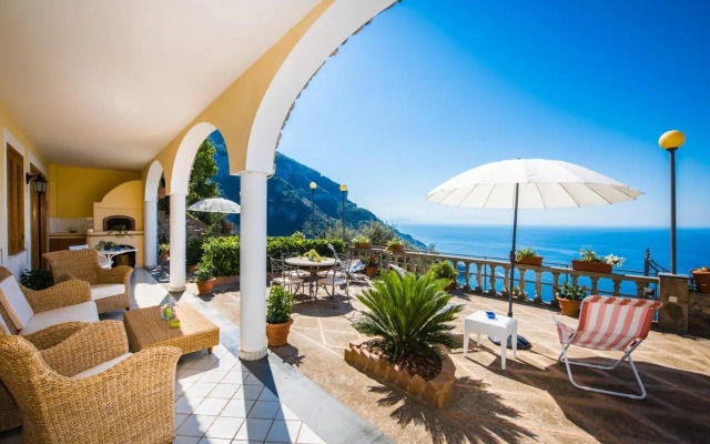Villa Savina - Elegant Family Villa Overlooks Amalfi Coast -