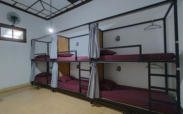 Semeru Hostel Malang - Adults Only