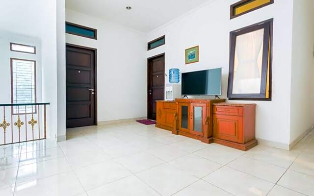 OYO Life 3451 Kost Shavero