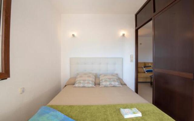 Apartamento con terraza y piscina junto a la playa