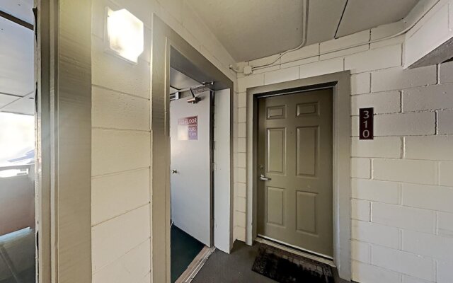 Spacious 3 Bed 3 Bath Condo with 3 Spas and Great View - Just Steps Away from Ski Adventure! by RedAwning