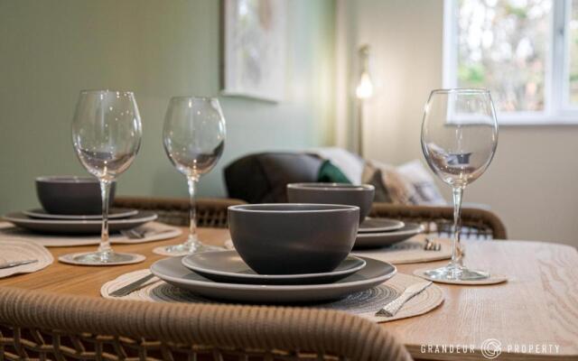 BOURNECOAST - STYLISH FLAT with SEA GLIMPSES - FM8406