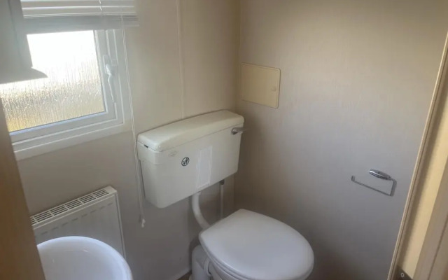 2 Bedroom Pet Free Caravan and Decking Free Wifi