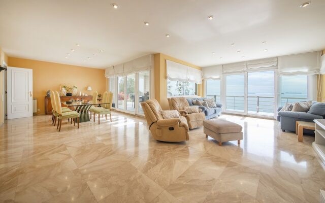 Seafront Villa Tvl 40