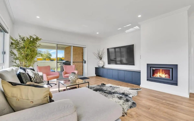 Hideaway on Curran - Modern & Comfy Retreat in CBD Firepit