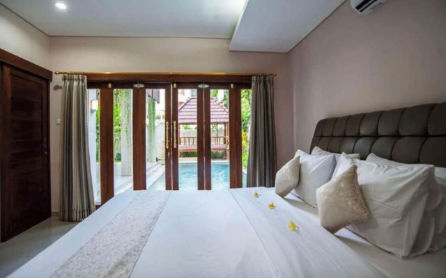Huge Two Storey 4 Bed 4 Bath Villa With Pool Right in the Heart of Seminyak – Guest Rooms – Kuta