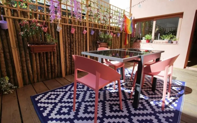 Alegr0 · 60s Chic Central Apartment w/ Garden