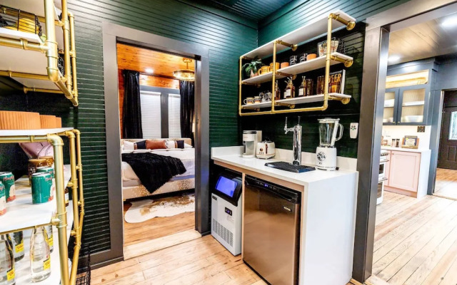 Best Location in Downtown NB Golf Cart Included!