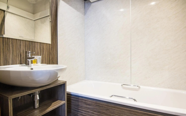 White Hart Hotel & Apartments
