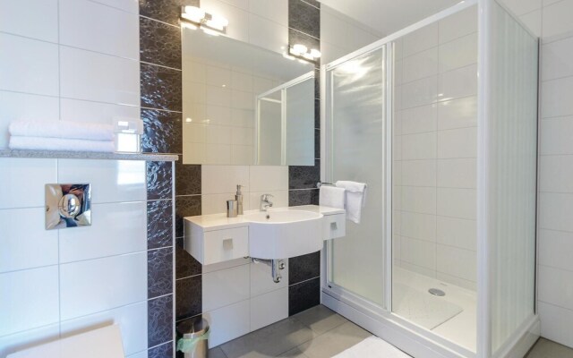 Nice Home in Sreser with Hot Tub, Sauna & WiFi