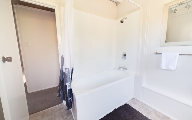 Awesome 3 bed Rotorua Lake House