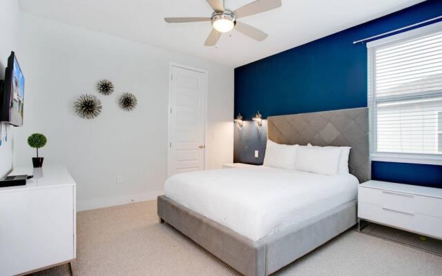 Stylish Family Home Sleeps 22 Enc101