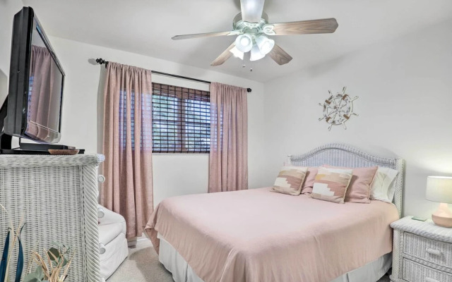 Vibrant Stuart Getaway w/ Private Hot Tub!