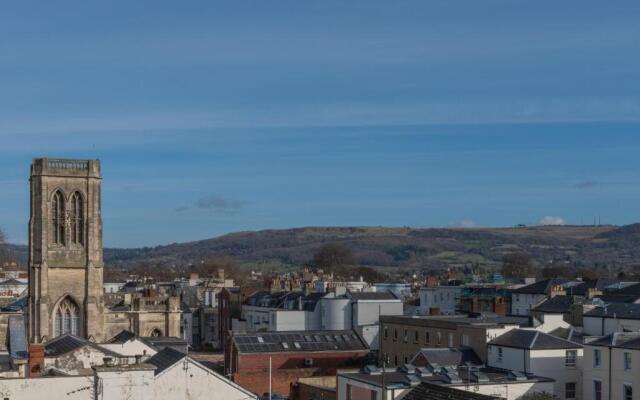Central Penthouse with Hot Tub & Views 22