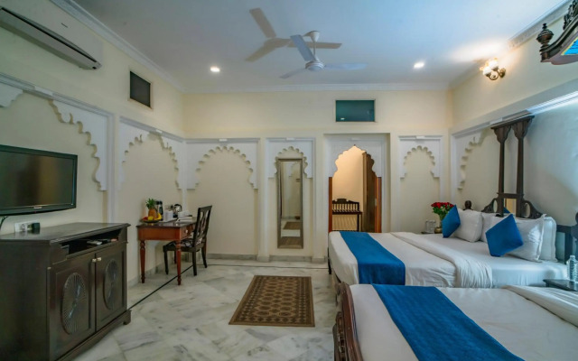 Swaroop Vilas - Lake Facing Boutique Hotel