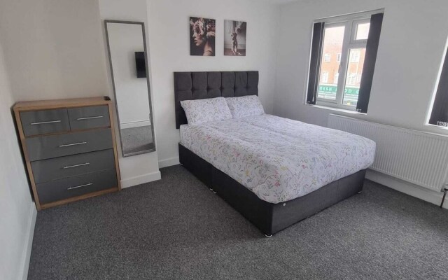 Charming 4-bed House in Enfield North London