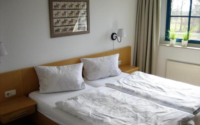 Komfortables Reetdachferienhaus Hasel 1