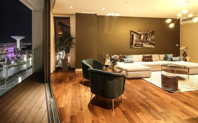 Explore City Walk From an Exquisite Sanctuary