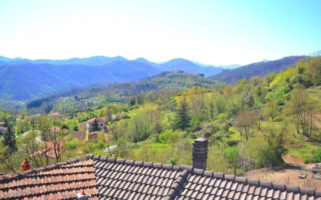 20 km from the 5 Terre, in a small town, 3-room apartment, terrace with view
