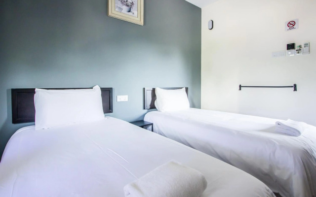 Explore 5BR Gardenhouse Retreats (Free Parking)