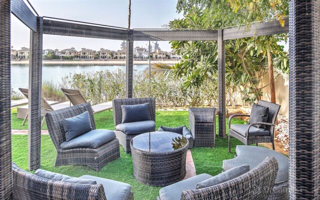 The Palm Jumeirah Villas - Frond E by LUX Holiday Home
