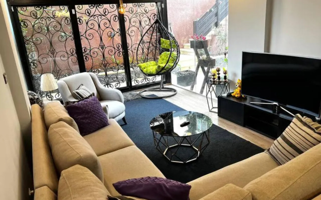 Spacious Amman flat with garden and Pool