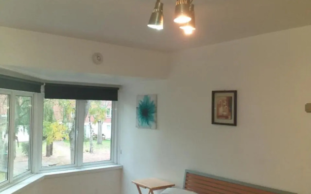Studio flat in central Bracknell