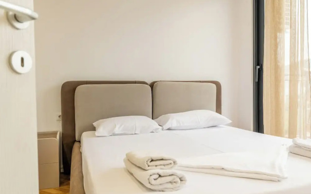Tirent Apartment-Modern 1-Bedroom Stay Near Liqeni i Thatë