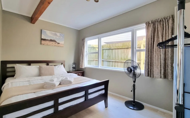 Lovely 2- Bedroom Unit with Free Parking