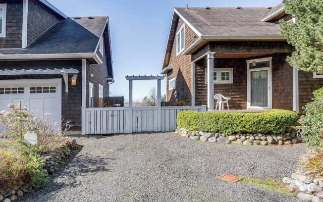Oceanfront Moclips Escape w/ Deck & Beach Access!