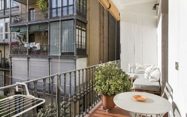Spacious and luminous flat with balcony