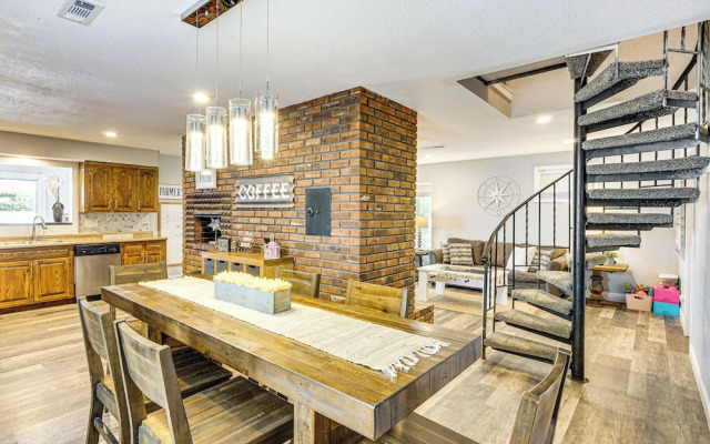 Waterfront Yard, Dock + Game Room: Linn Creek Home