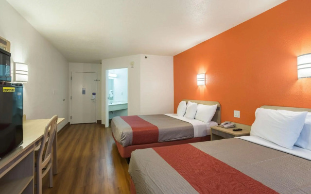 Motel 6 Dale, IN