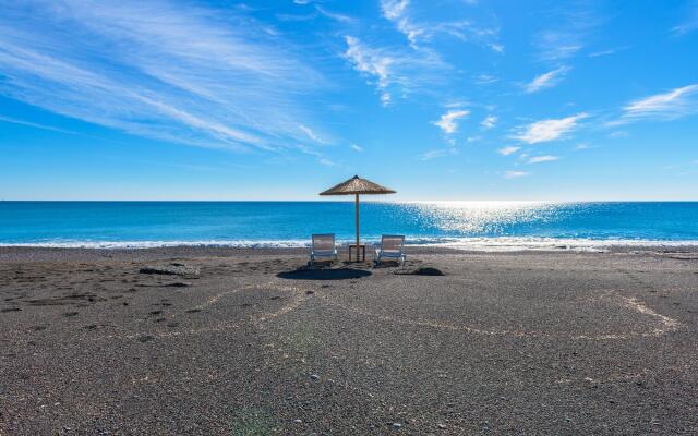 Gennadi Serenity House -beachfront Villa