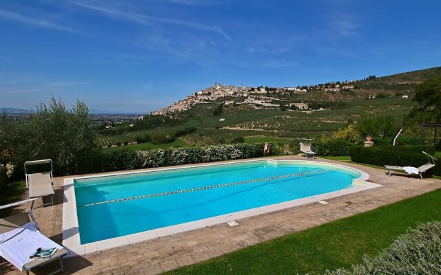 Charming Farmhouse in Trevi With Swimming Pool
