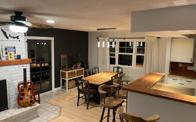 ⋆ 7 person Hot Tub and Fire Pit, Shawnigan Lake ⋆