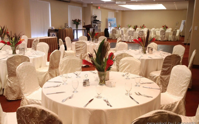 Holiday Inn & Suites Montreal Airport by IHG