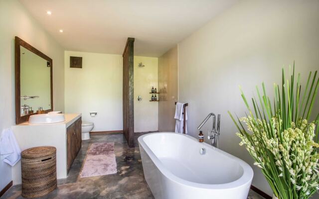 Luxury Jungle Villa, 3 BR, Ubud With Staff