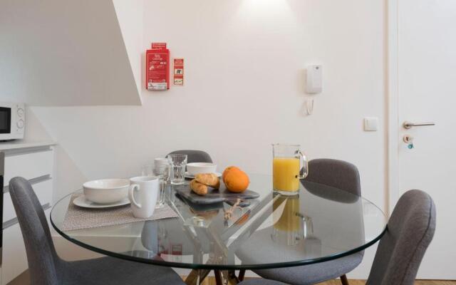 LovelyStay - Cozy Duplex with Patio right off train&metro station